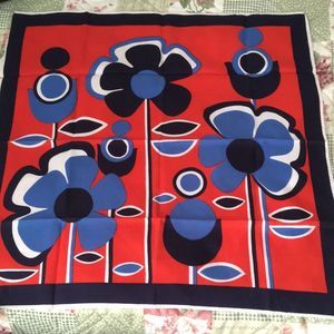 Vintage Lerner Shops scarf. Made in Italy of texturized polyester. 26” x 26”.